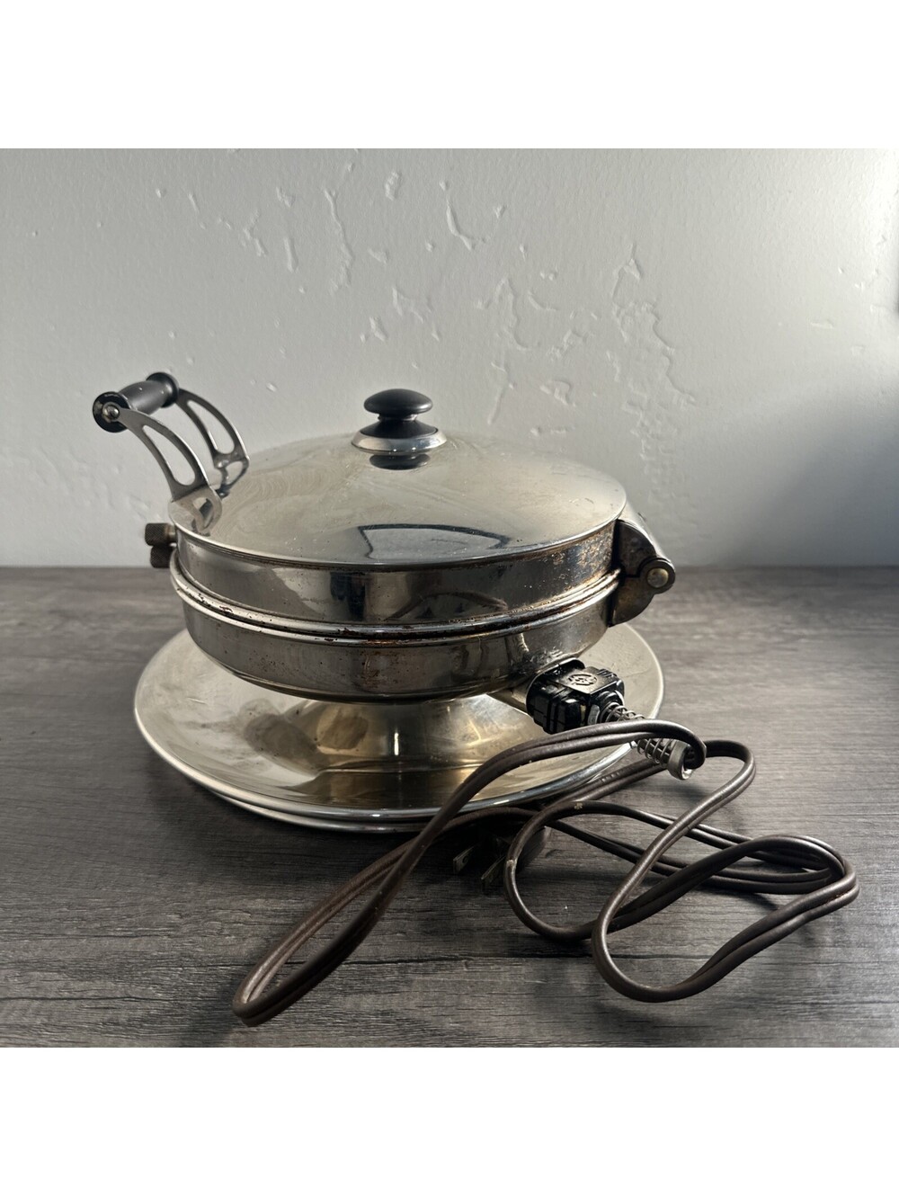 Vintage Majestic Electric Round Waffle Hot Cake Iron Type 151 Excellent Working